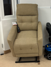 Load image into Gallery viewer, PRIDE MOBILITY | VIVALIFT!® PERFECTA LIFT CHAIR PLR945