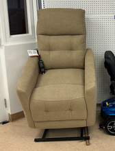 Load image into Gallery viewer, PRIDE MOBILITY | VIVALIFT!® PERFECTA - MEDIUM - MERINO FAWN - LIFT CHAIR
